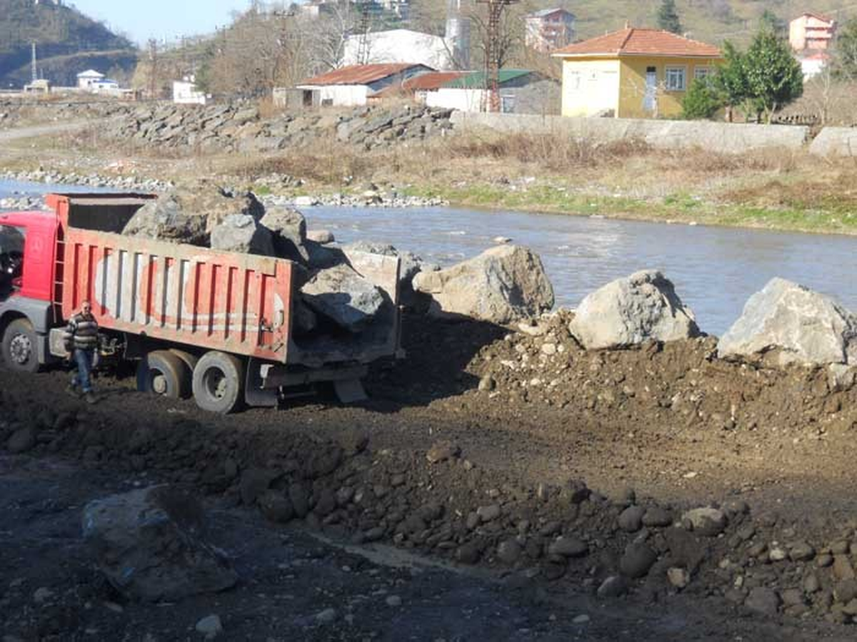 Görele Belediyesi Dere Islah Çalışmalarına Başladı