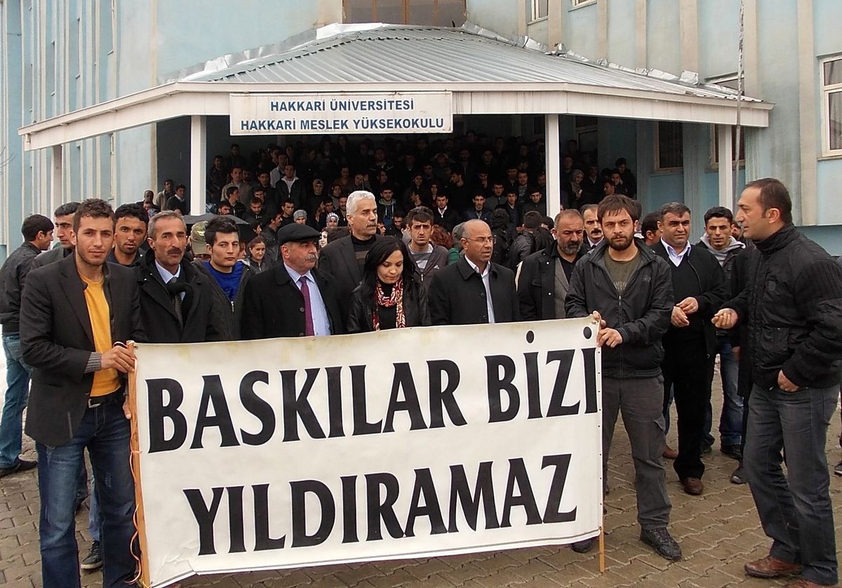 Hakkari Üniversitesi Öğrencilerinden Gözaltı Protestosu