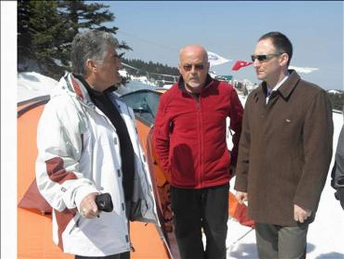 Karla Kaplı Zirvede Arama Kurtarma Eğitim Alıyorlar