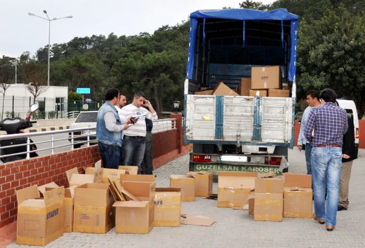 Kemer\'de 3 Bin Şişe Sahte Parfüm Ele Geçirildi
