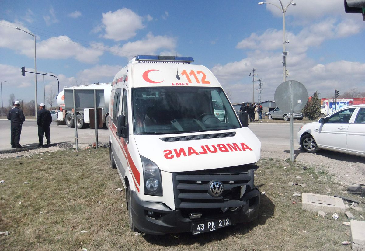 Kütahya\'da Ambulans Kazası: 2 Yaralı