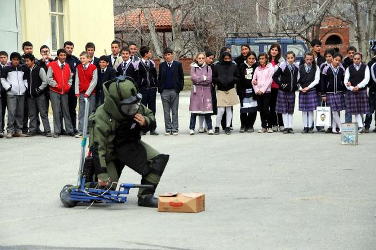 Öğrenciler Önce Film İzledi Sonra Emniyeti Gezdi