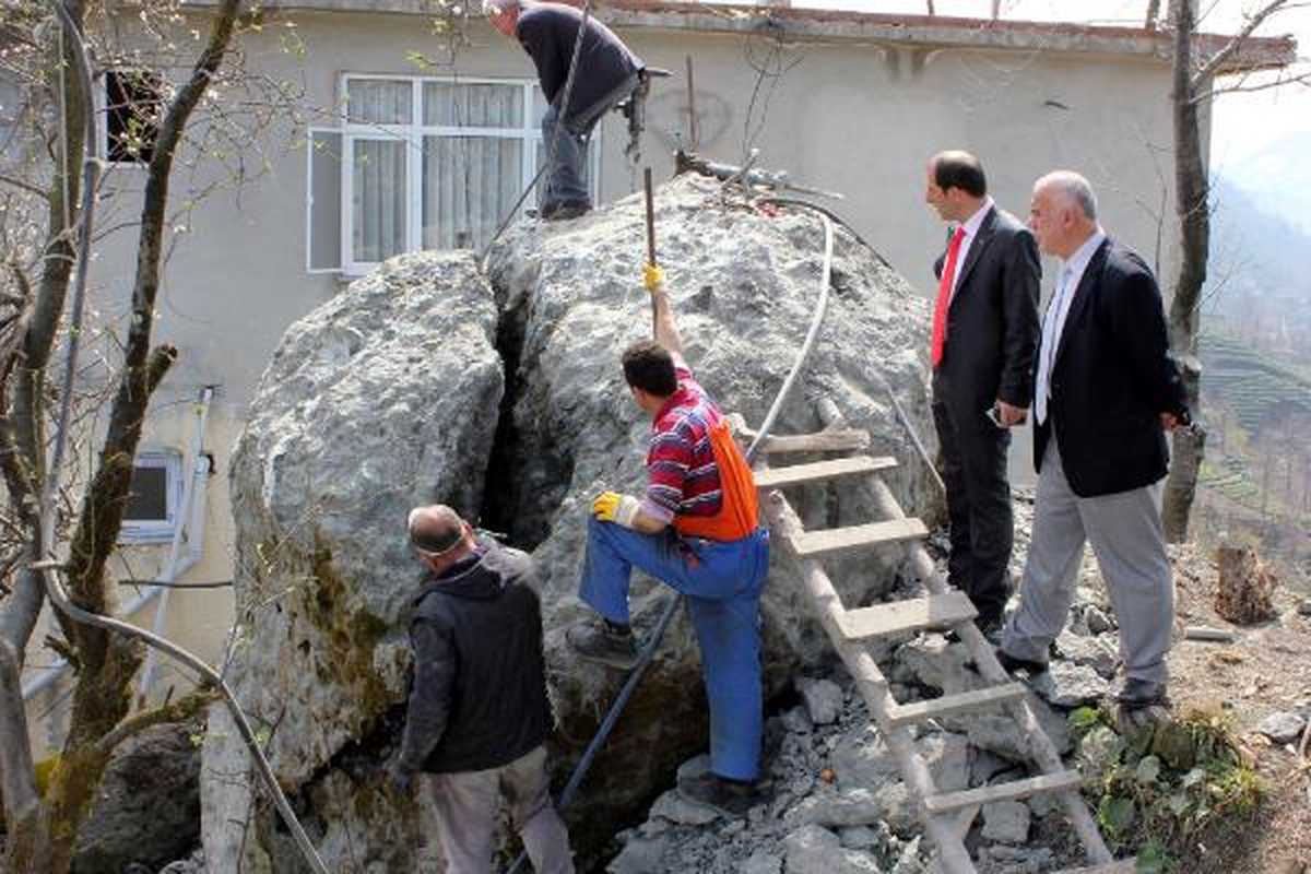 Rize\'de Ağaçlara Bağlanan 400 Tonluk Kaya Kırıldı