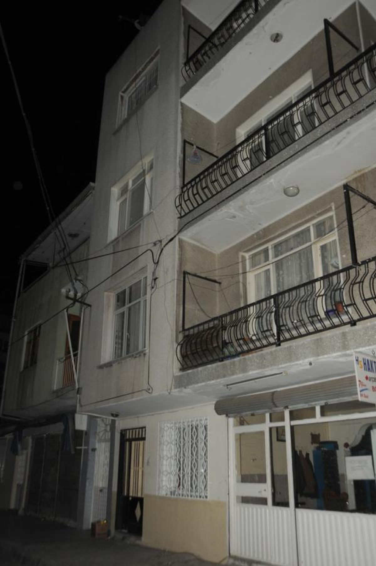 "Rüyamda Beni Aldattın" Deyip, Eşini 15 Yerinden Bıçakladı