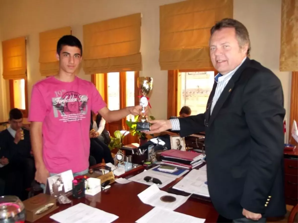 Şampiyon Basketbolcular, Şampiyonluk Kupasını Türközen\'e Armağan Etti