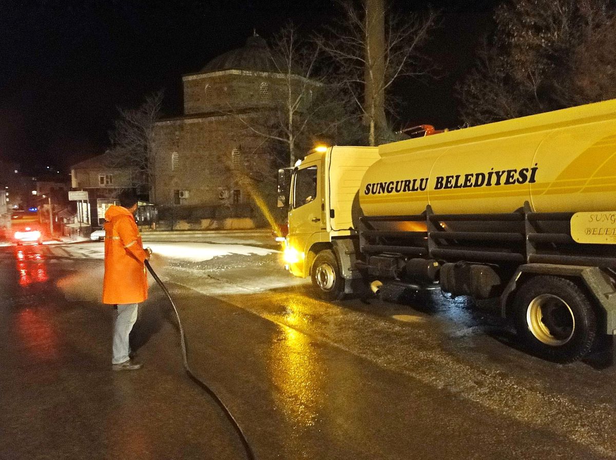 Sungurlu Belediyesi\'nden Gece Mesaisi