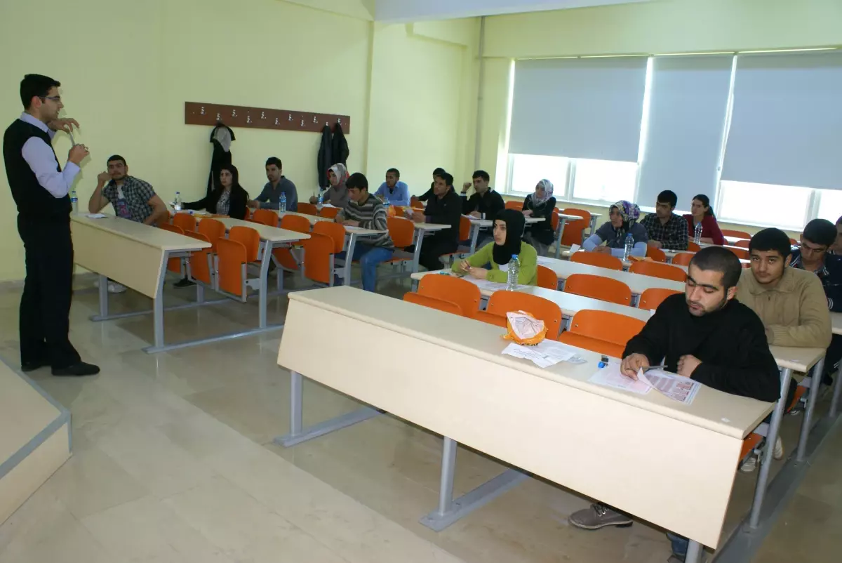 "Türkiye\'de Öğrencilerin Yüzde 35\'i Ygs İçin Dershaneye Gidiyor"