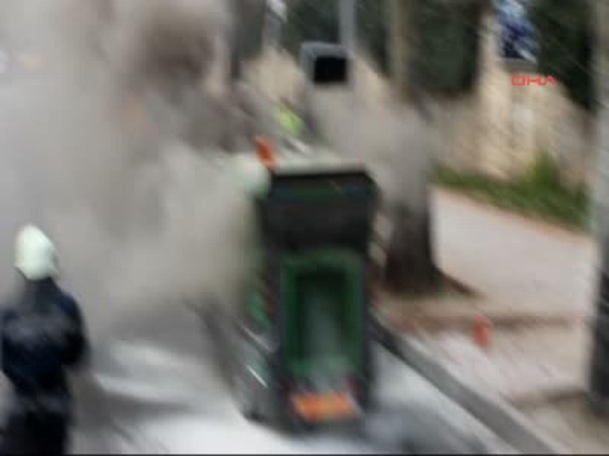 Yola Atılan İzmarit Temizlik Aracını Yaktı
