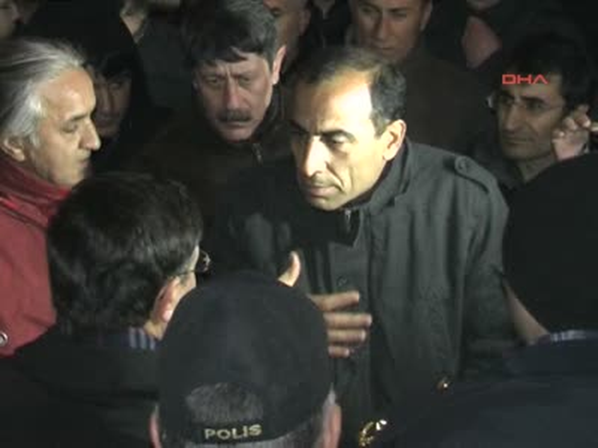 4+4+4 Eylemine Polis Engeli