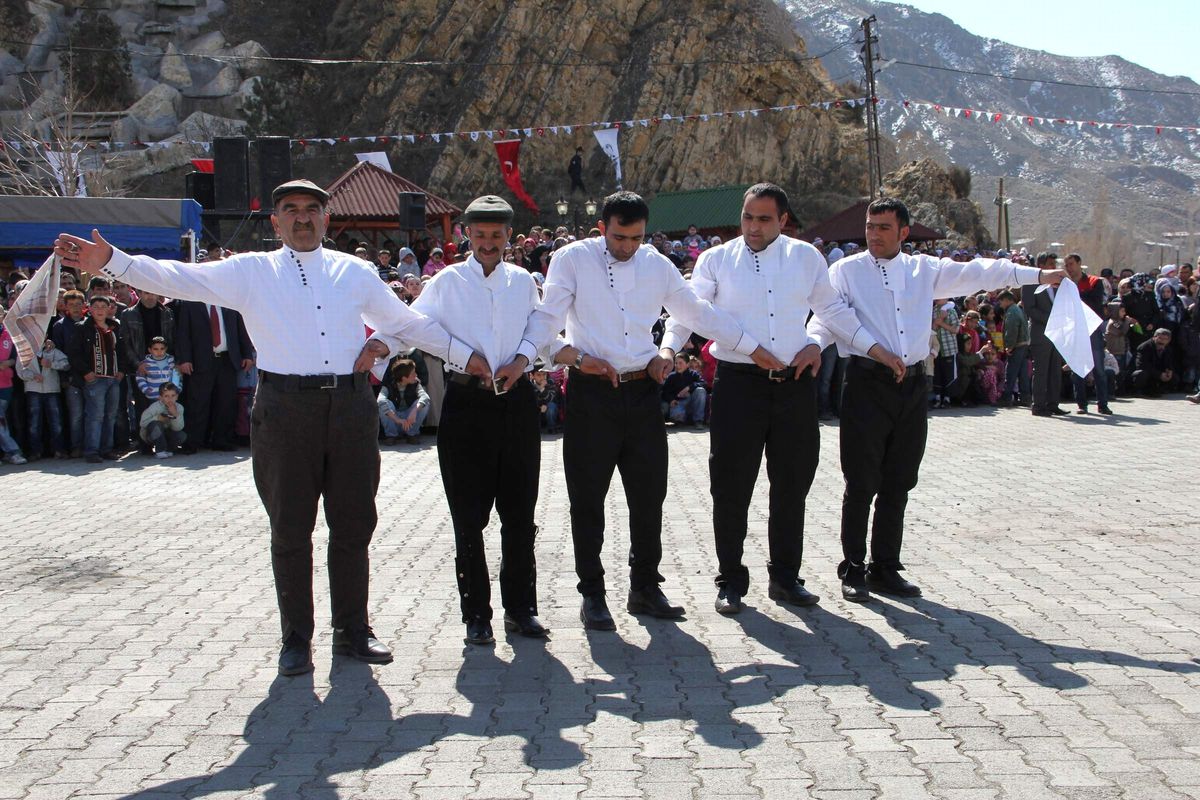 70 Yaşındaki Baba ve Oğullarının Folklör Gösterisi