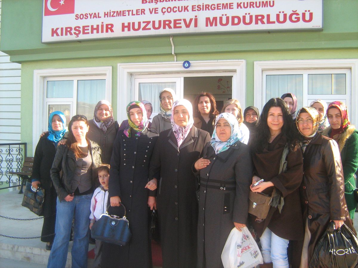 AK Parti Kırşehir Kadın Kolları Huzurevini Ziyaret Etti