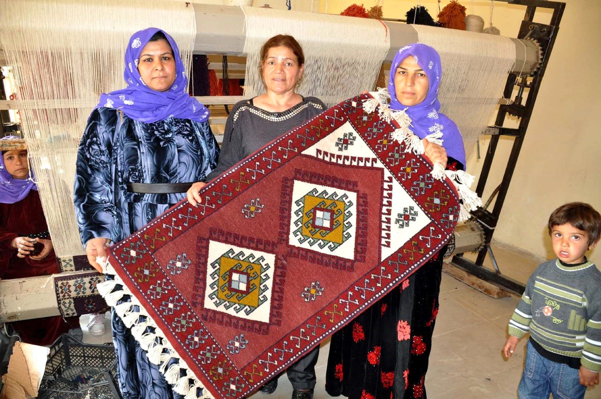 Akçakale Kaymakamı Aygöl, Halı Dokuyan Kadınları Ziyaret Etti