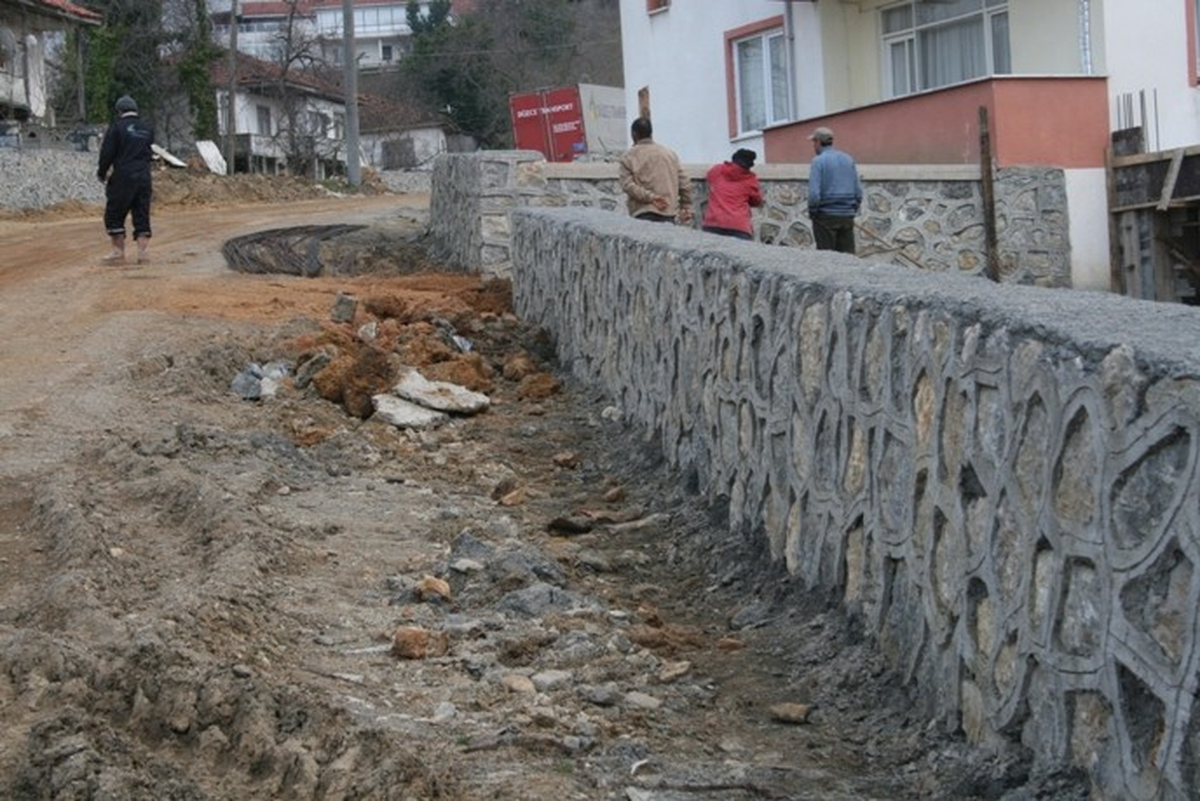 Akçakoca\'da Yıllardır Yapılamayan Taş Duvarlar Örüldü