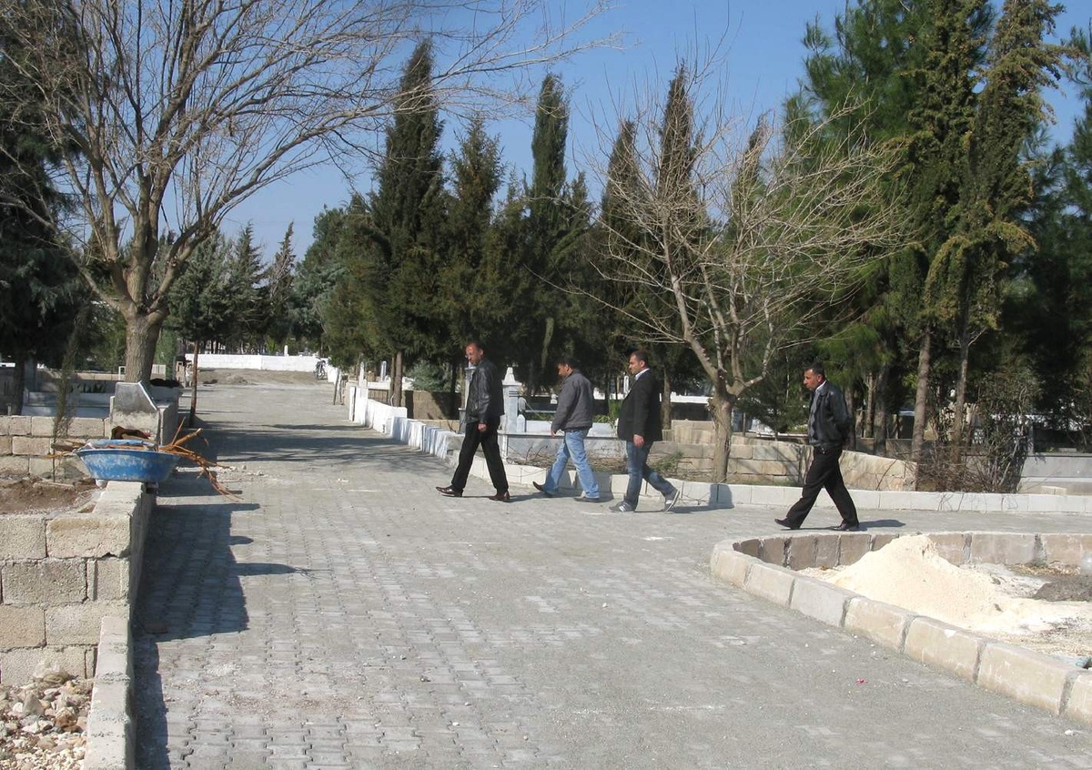 Araban İlçe Mezarlığına Kilit Taşı Döşeniyor