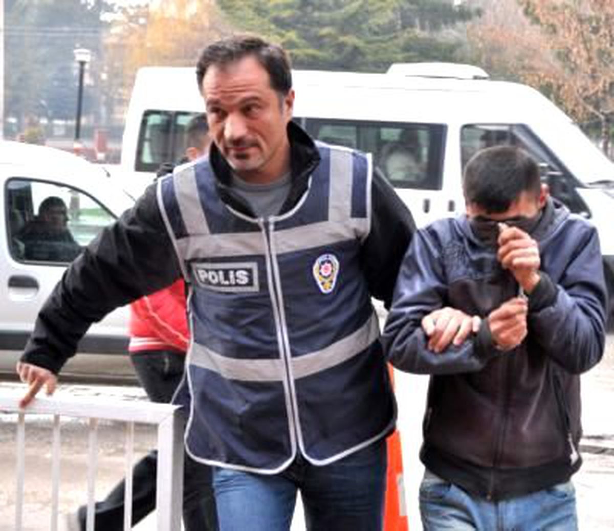 Aranan Hırsızlar Polisin Ayağına Geldi
