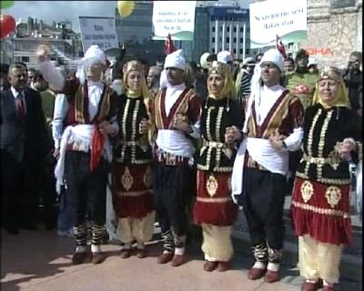 Bakan Bağış Künefenin Şerbetini Döktü, Tadına Baktı