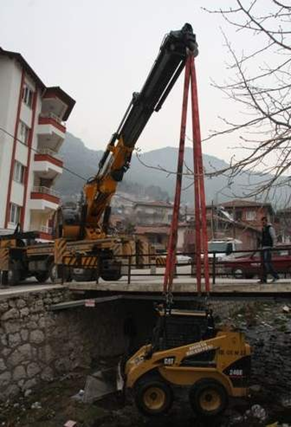 Belediye Ekiplerinden Dere Temizliği