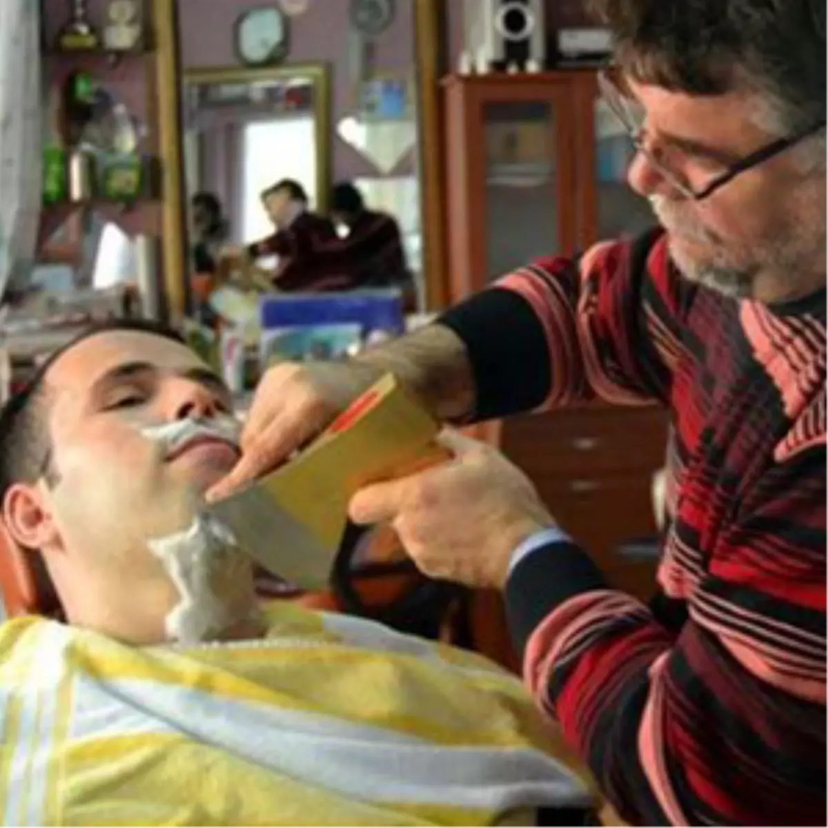 39 Yıldır Balta İle Tıraş Yapıyor!