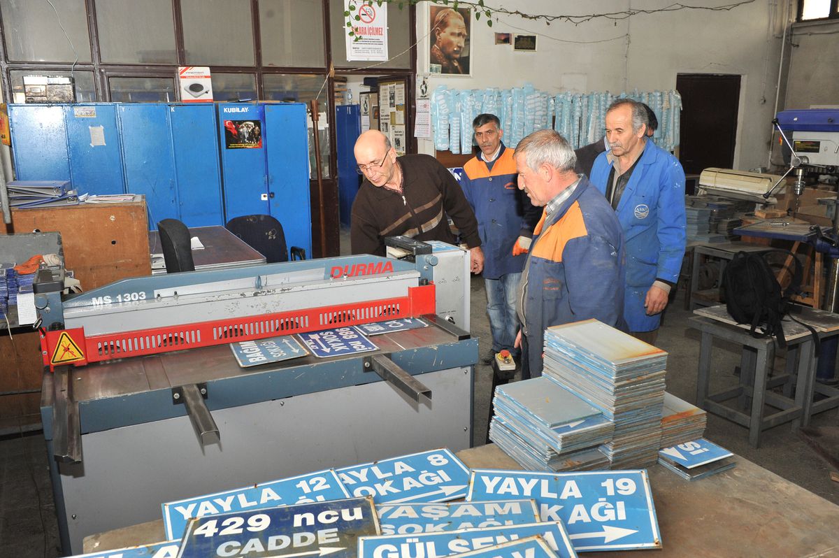 Büyükşehir Yıpranmış Tabelaları Yeniliyor