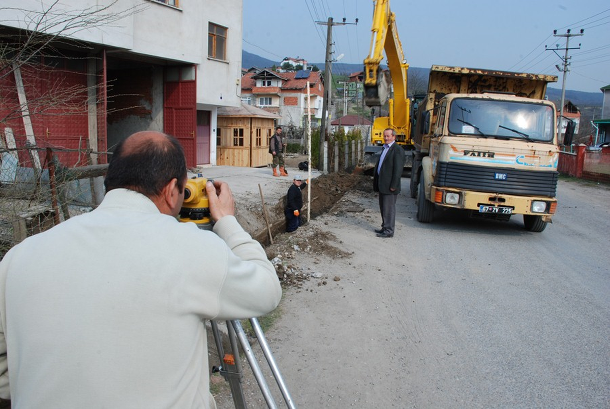 Çaycuma'da Yağmur Suyu Şebeke Çalışmaları Sürüyor