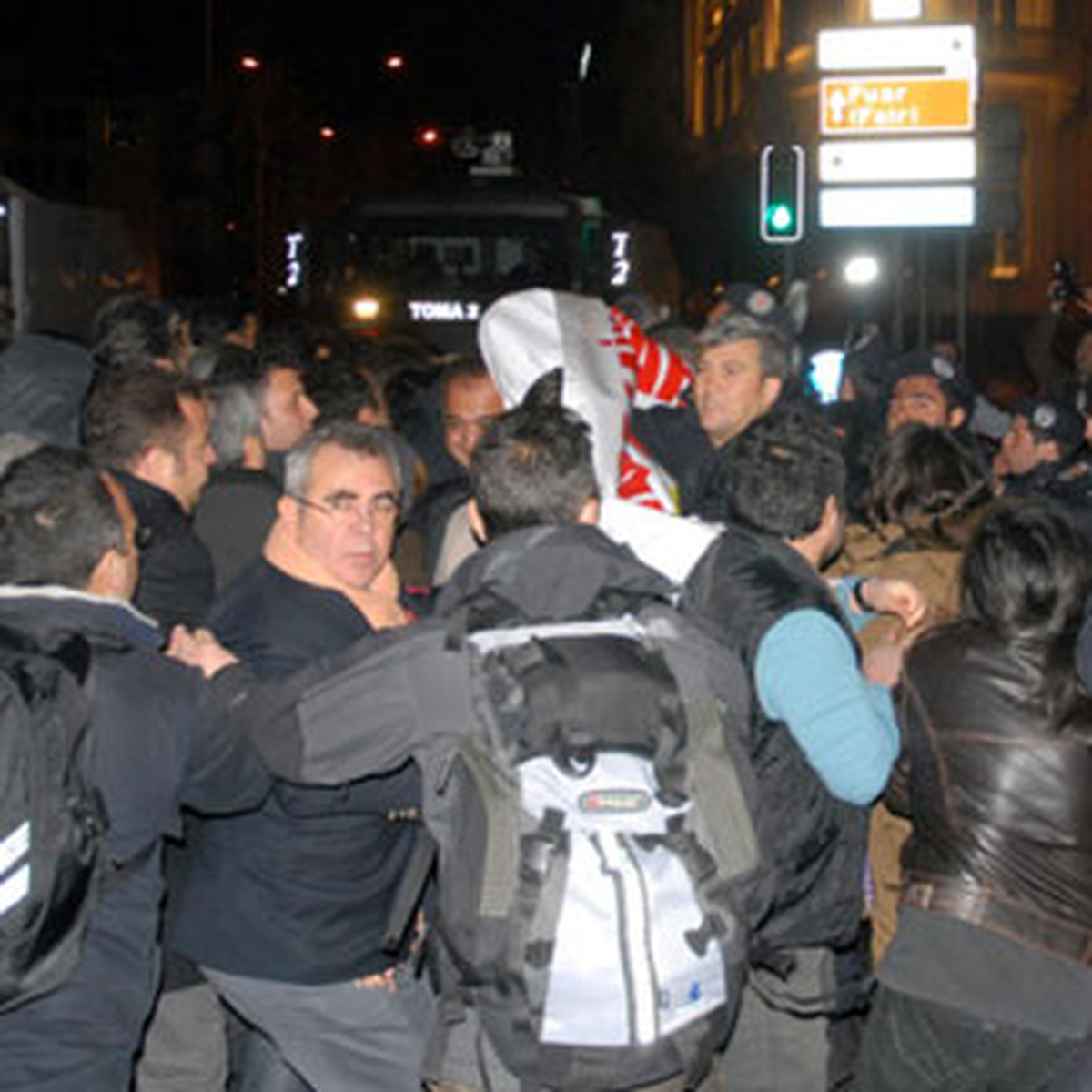 Eyleme Giden Sendikalılara Polis Engeli