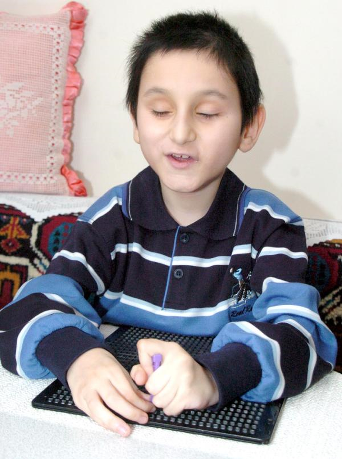 Görme Engelli Öğrencisi İçin \'Braille\' Alfabesini Öğrendi