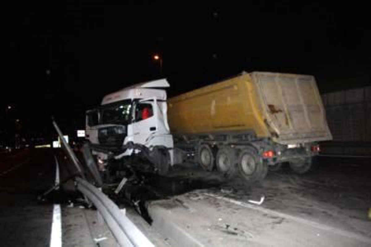Hafriyat Kamyonu Bariyerlere Çarptı: 1 Yaralı