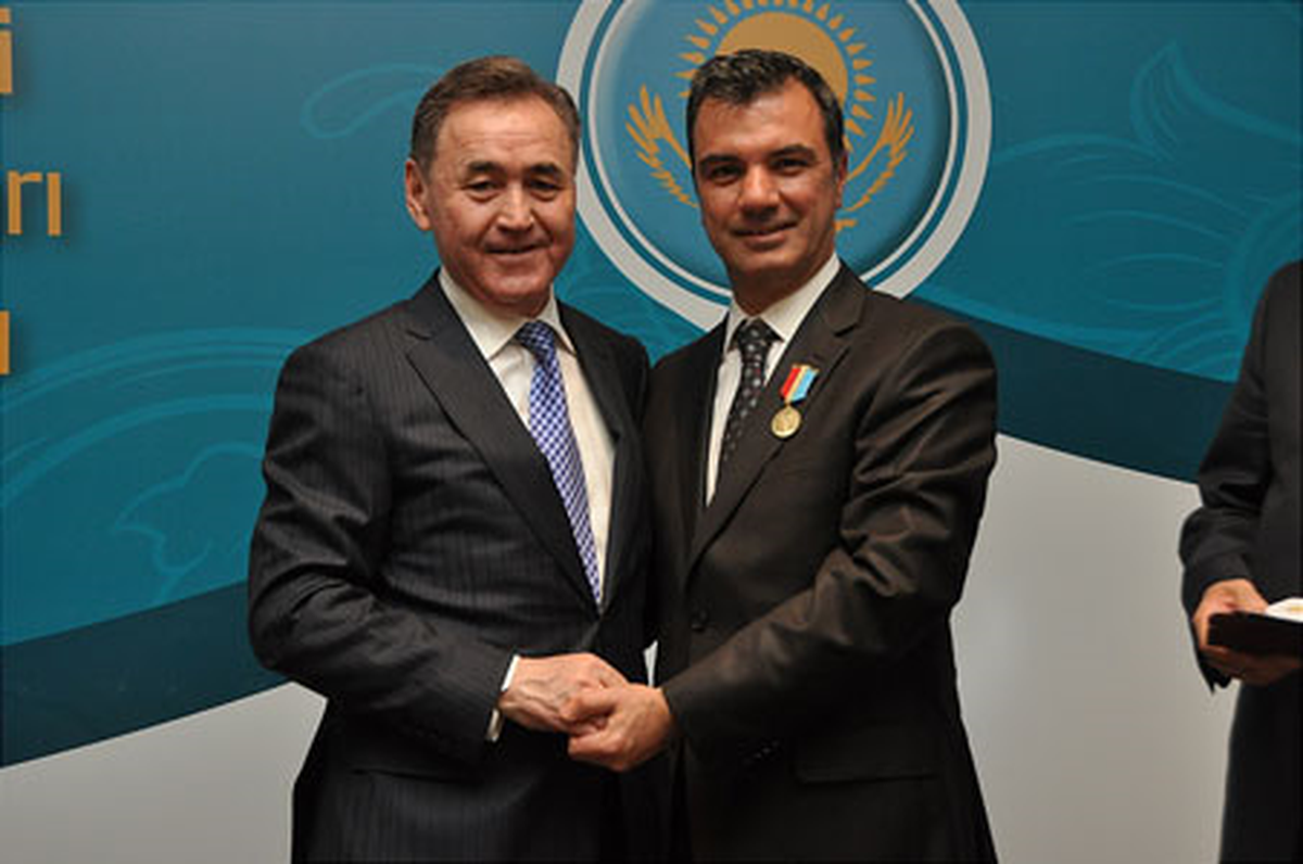 "Halkını Seven, Halkın Sevdiği Önder"