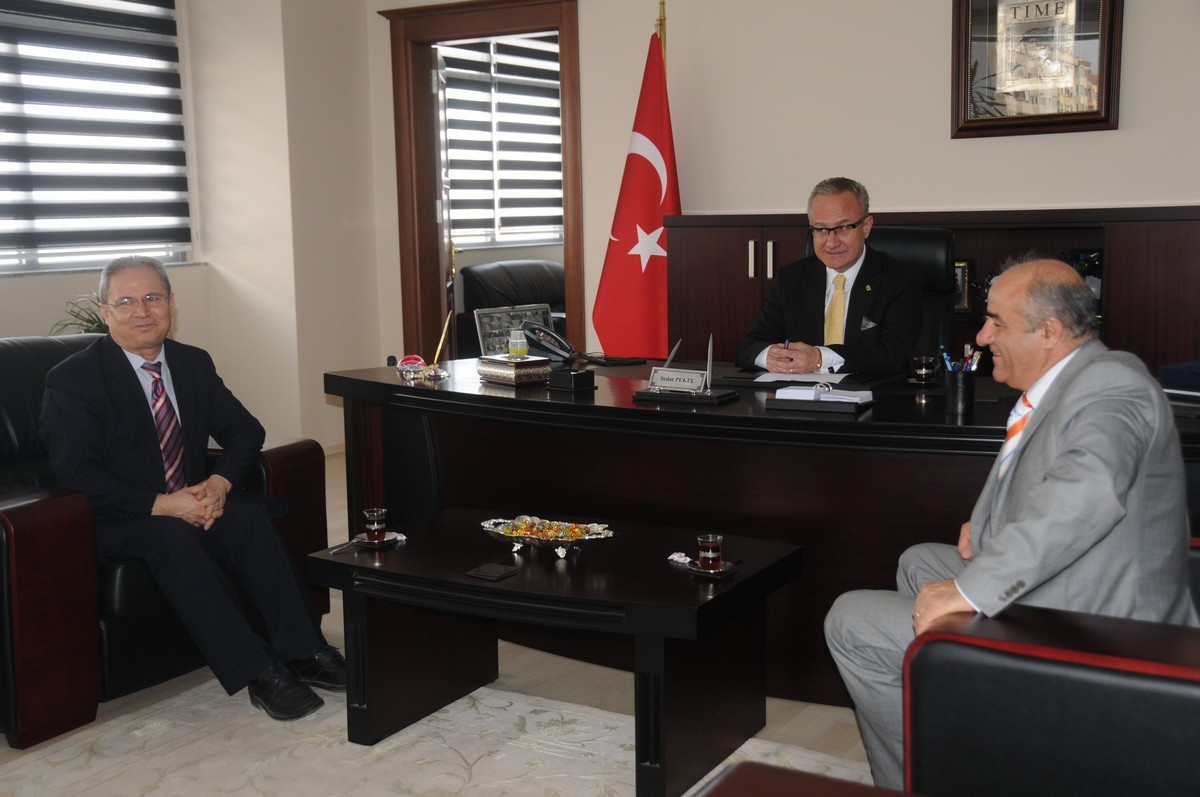 Hem\'den Başkan Pekel\'e Plaket