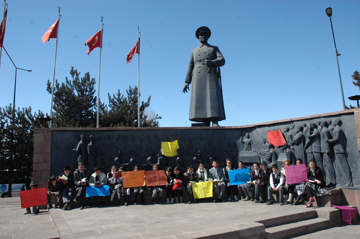 İlköğretim Okulu Öğrencileri Atatürk Anıtı Önünde Kitap Okudu