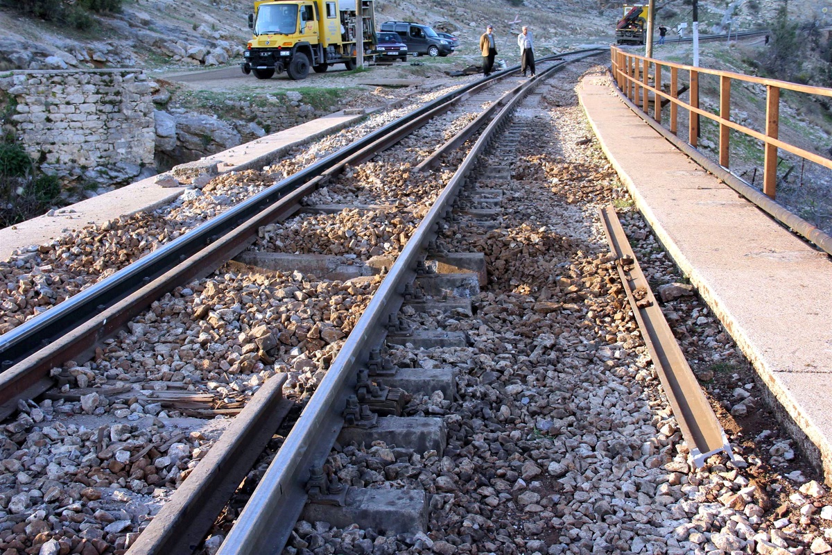 İskenderun\'da Tren Raydan Çıktı