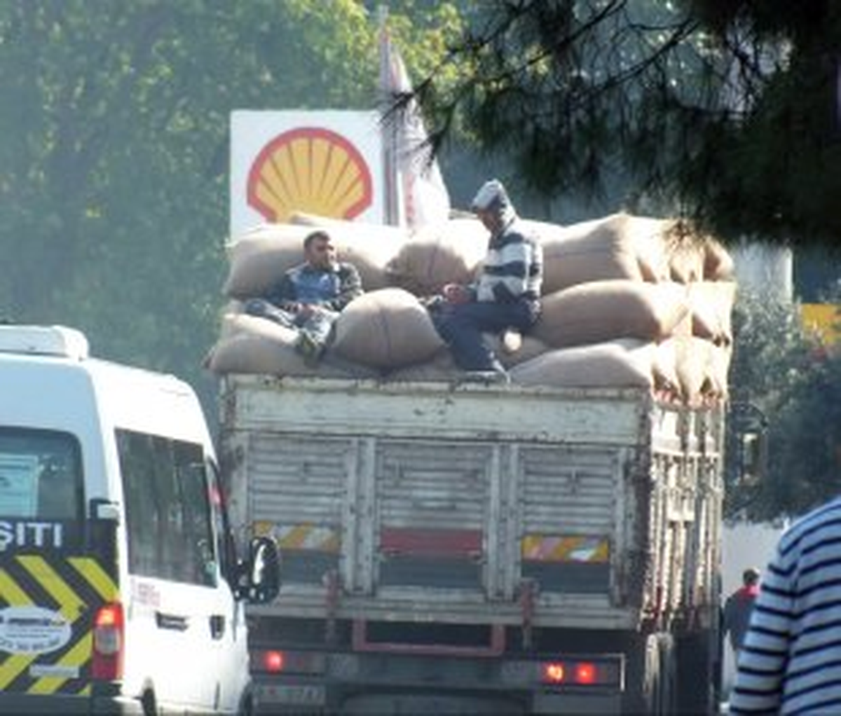 Kamyonet Üstünde Tehlikeli Yolculuk