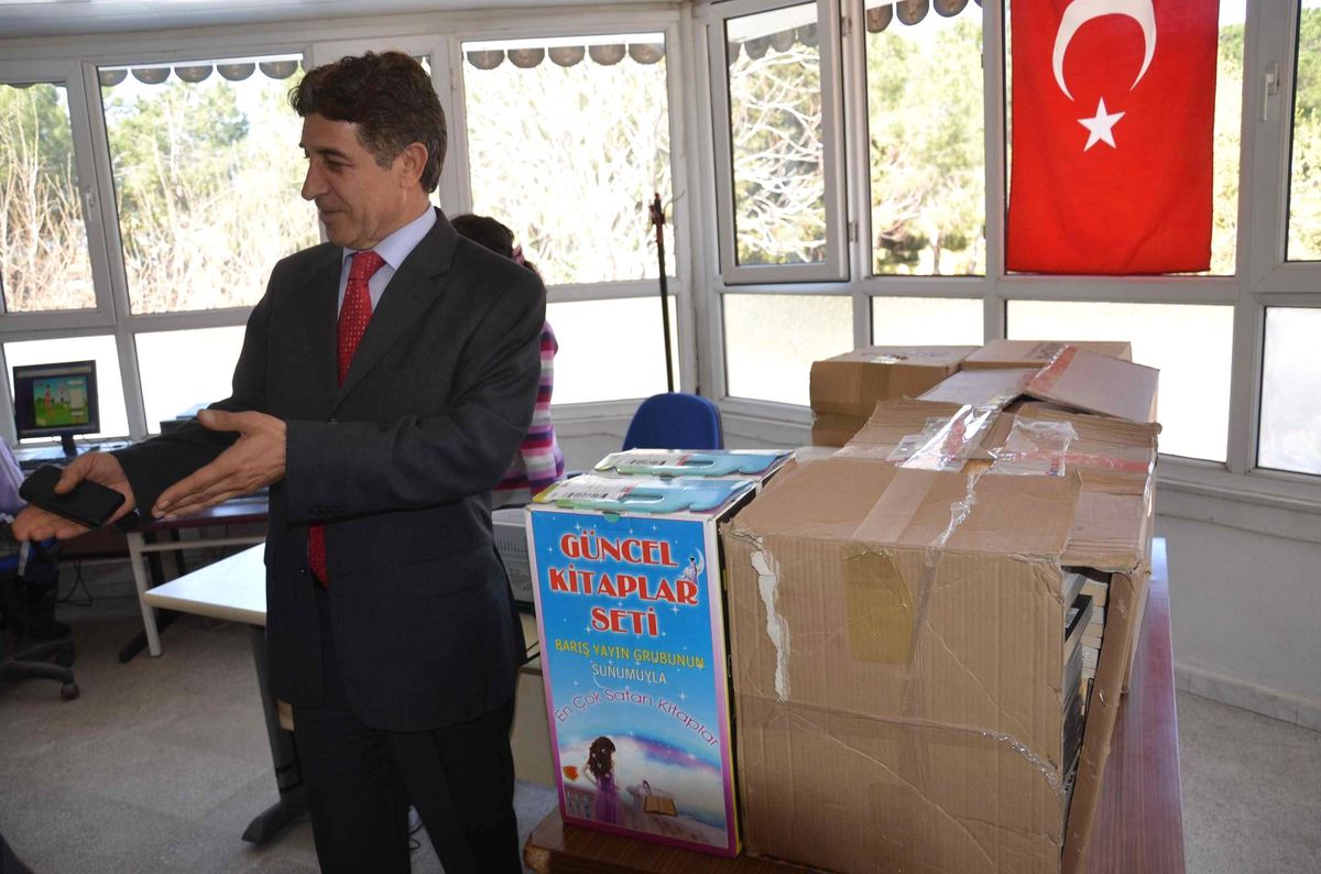 Kaymakam Karataş, Kütüphaneye Kitap Bağıladı