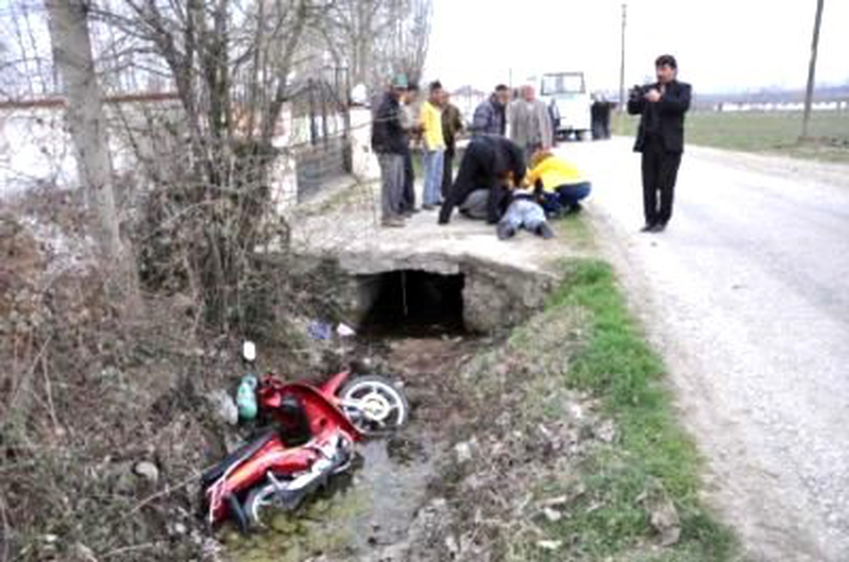 Kaza Yapan Motosiklet Sürücüsü, Su Kanalında Baygın Bulundu