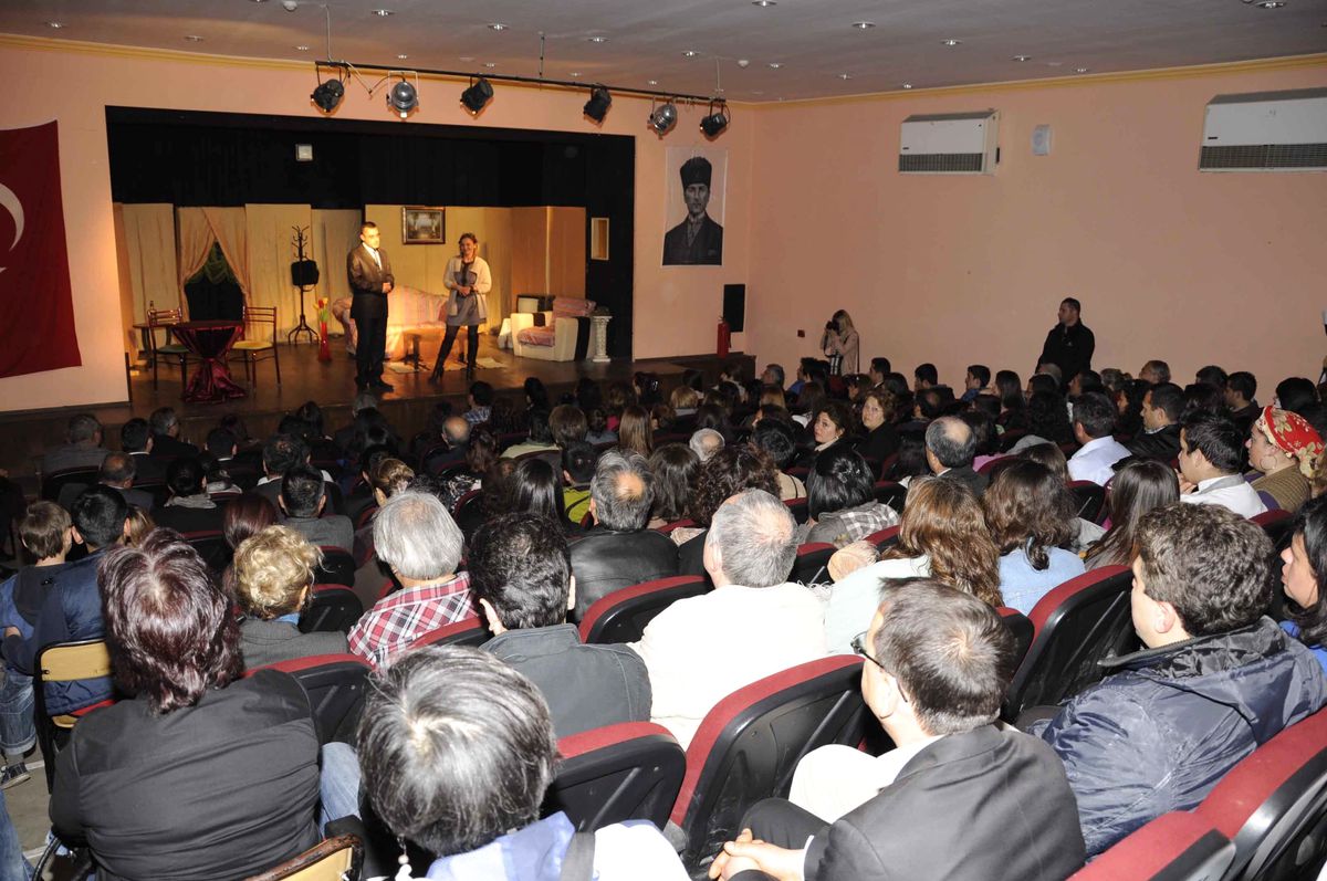Kuşadası Belediyesi'nden Tiyatro