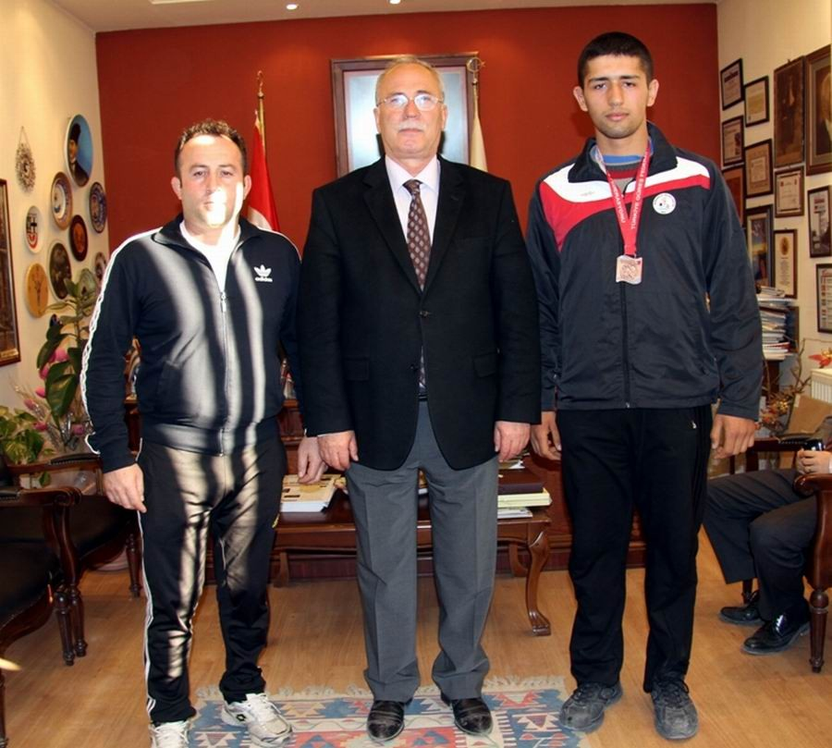 Madalyasını Başkan Akova\'ya Getirdi