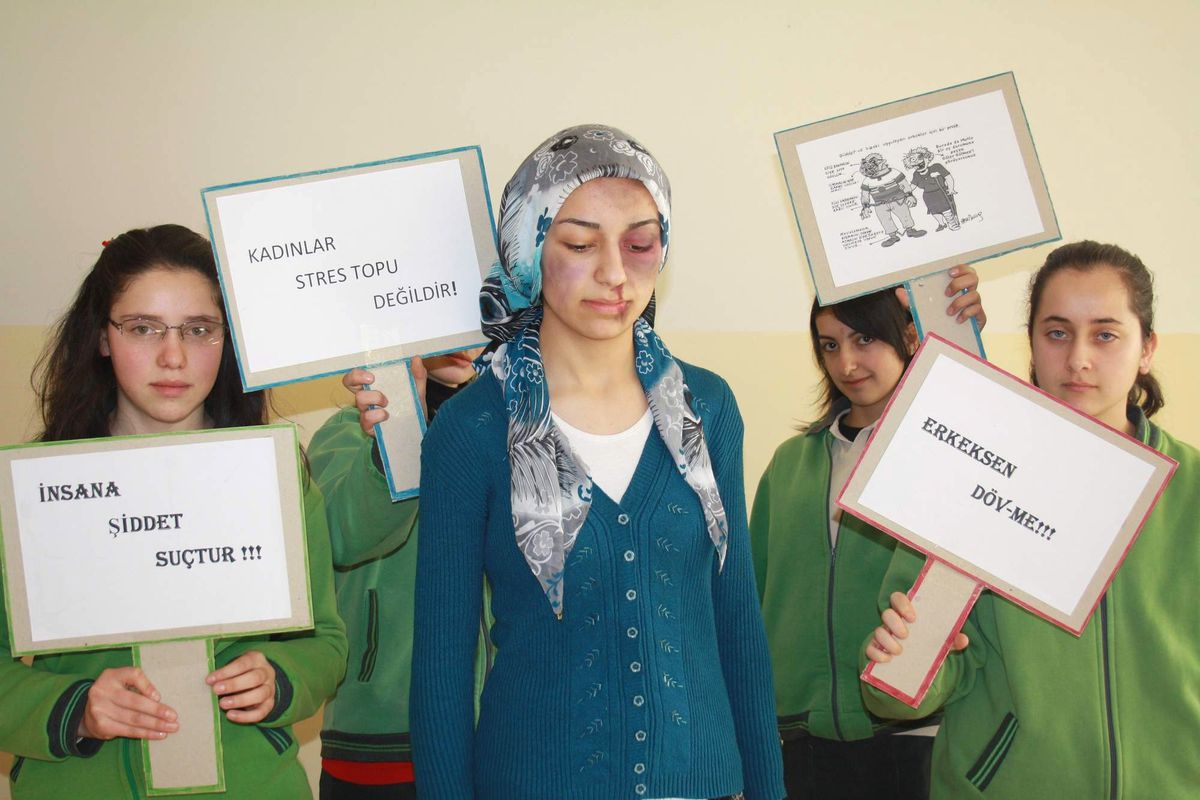 Öğrencilerden Kadına Şiddeti Kınadı