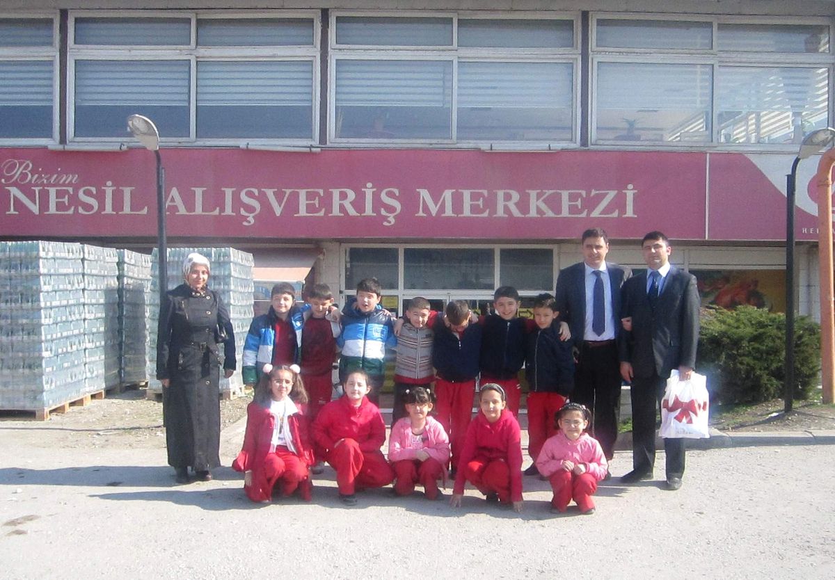 Özel Başarı İlköğretim Okulu\'nun Öğrencileri, İngilizceyi Alışveriş Merkezi\'nde Öğreniyor