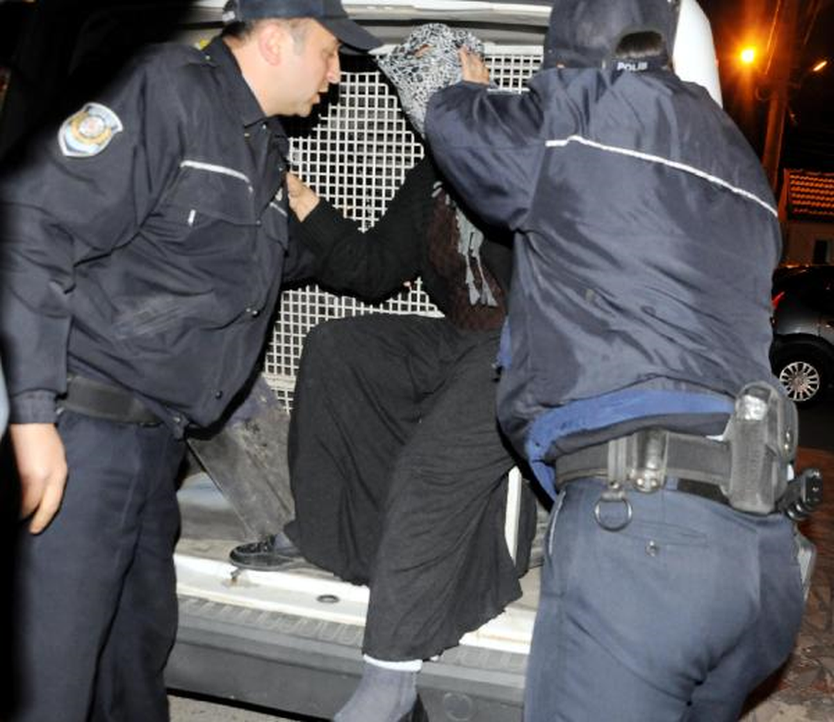 Perdeciden Kumaş Çalarken Yakalandı