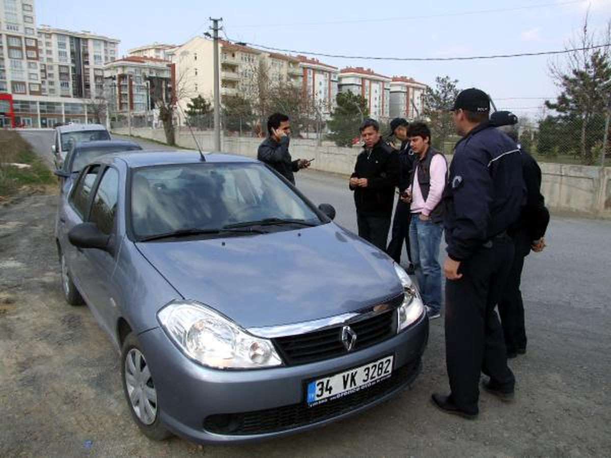 Polisi Görünce Aracı Bırakıp Kaçtılar