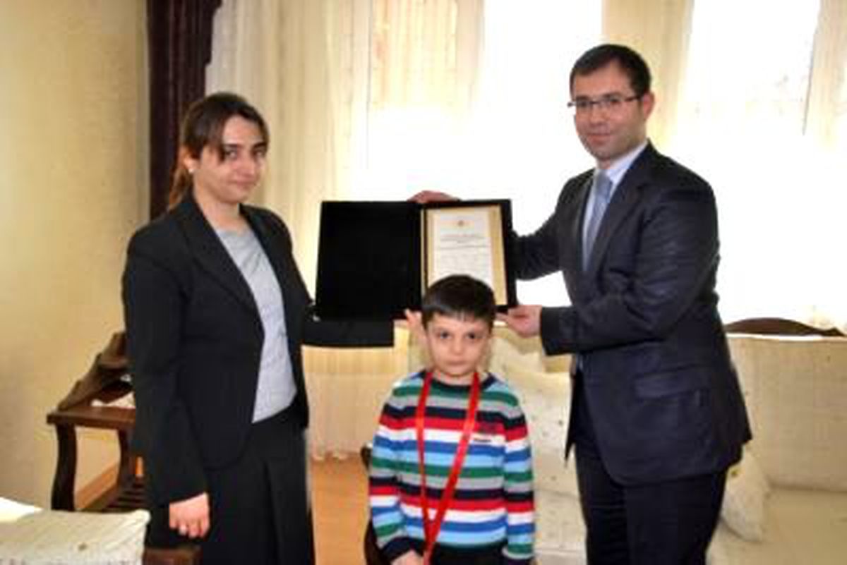 Şehit Pilot Şamdancı\'nın Devlet Övünç Madalyası Ailesine Verildi