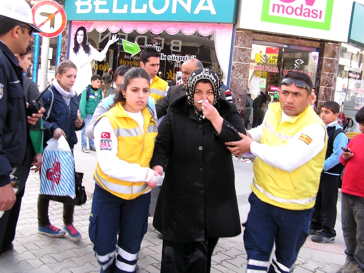 Tansiyonu Yükselince Bayılan Kadın Hastaneye Kaldırıldı