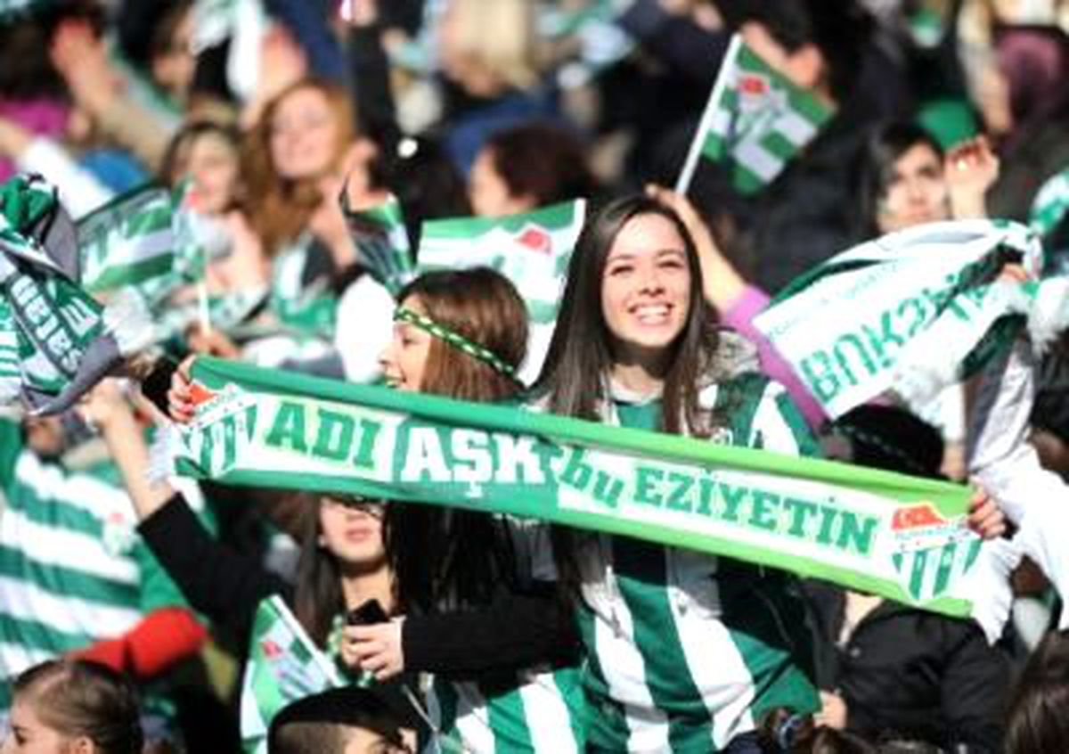 Timsah\'ta Yüzler Gülüyor