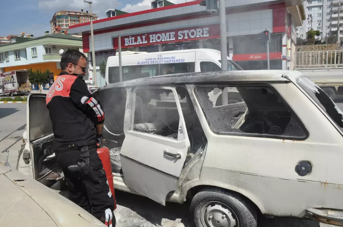 Yanan Otomobile Polis Müdahalesi