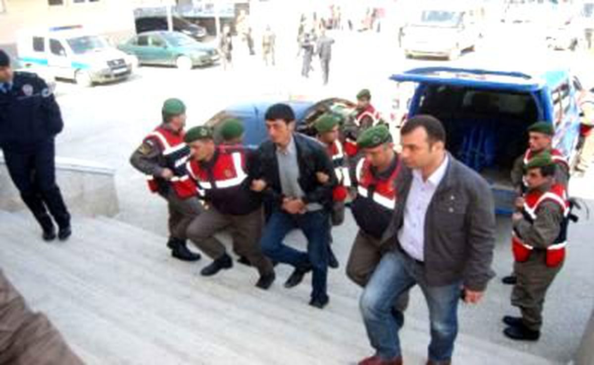 1,5 Yaşındaki Kızını Evden Çıkartıp Eşini Bıçakla Öldürdü (2)
