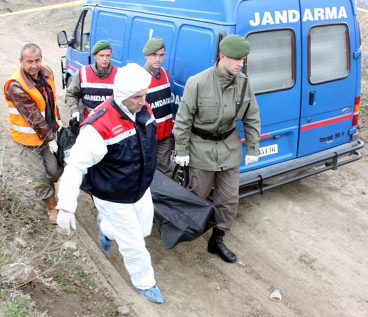 10 Bıçak Darbesiyle Öldürülüp Yol Kenarına Atıldı