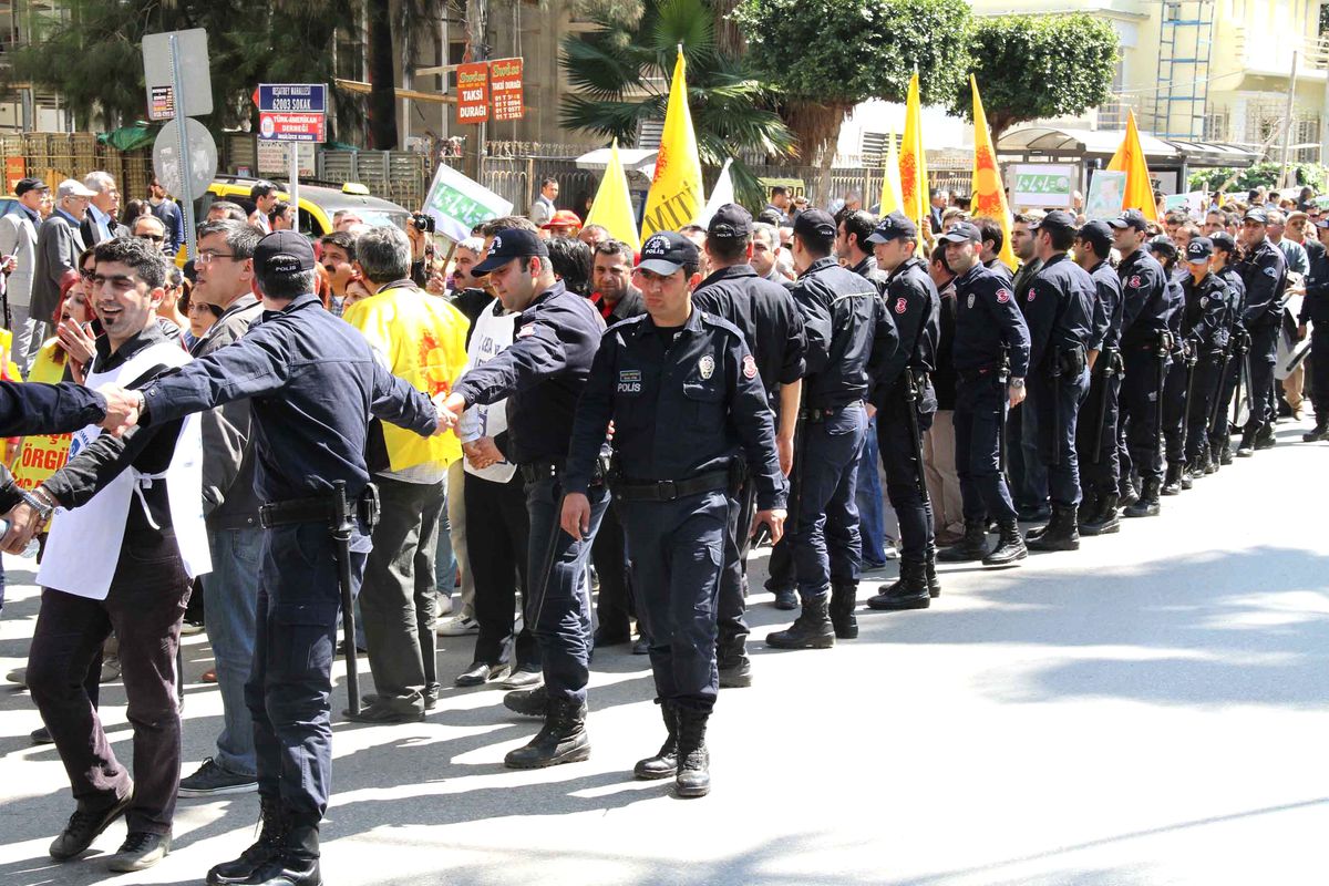 Adana\'da Gergin \'4+4+4\' Yürüyüşü