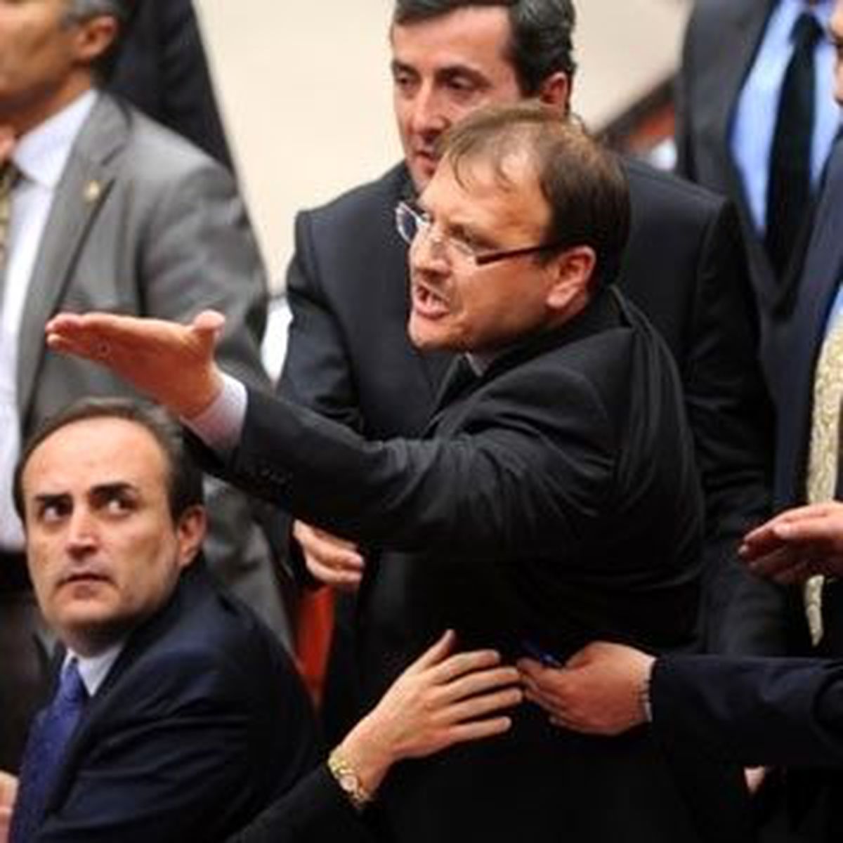 Akp\'li Çavuşoğlu: "Tutanaklarda Adım Dahi Geçmemektedir"