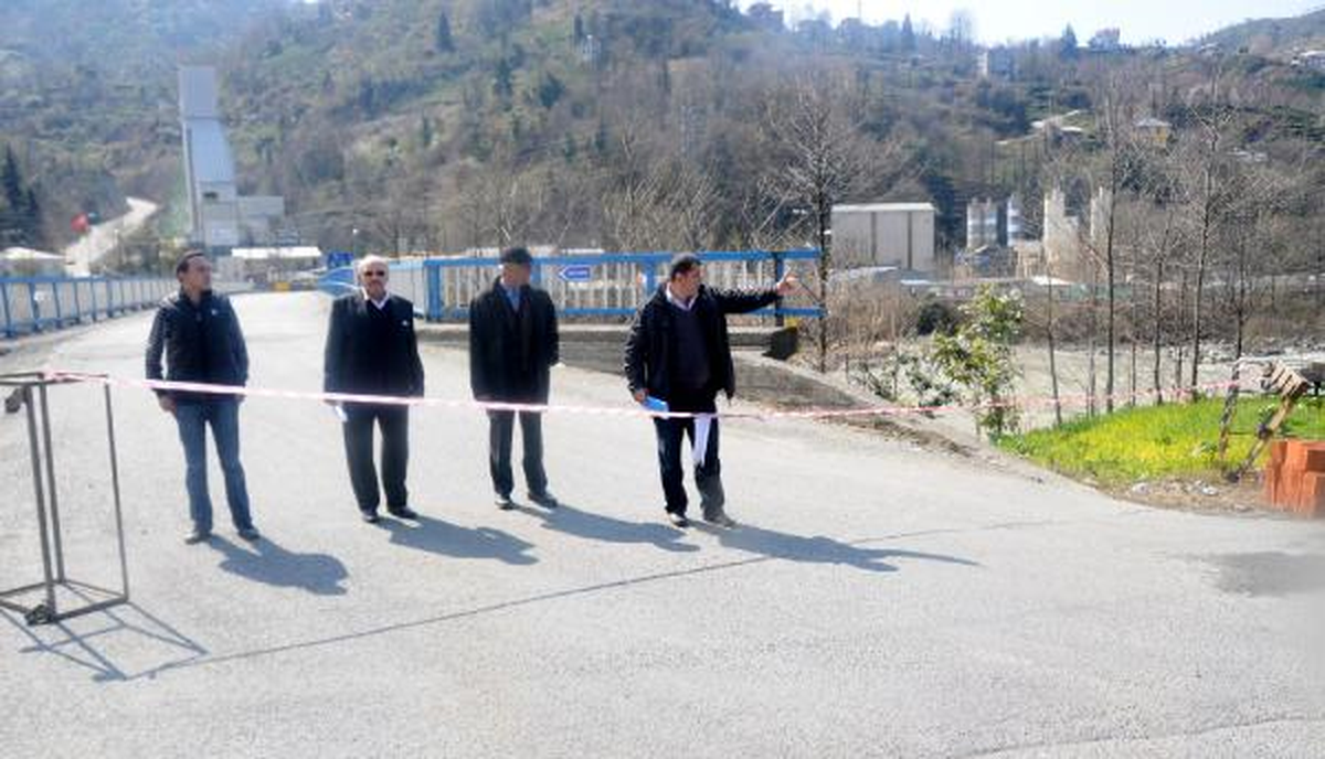 'Arazi Bizim' Diyerek Köprüyü Ulaşıma Kapattılar
