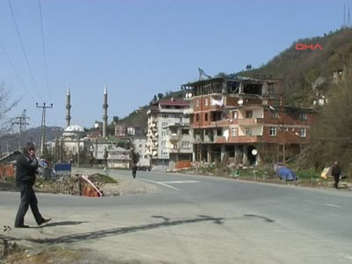 'Arazi Bizim' Diyerek Köprüyü Ulaşıma Kapattılar
